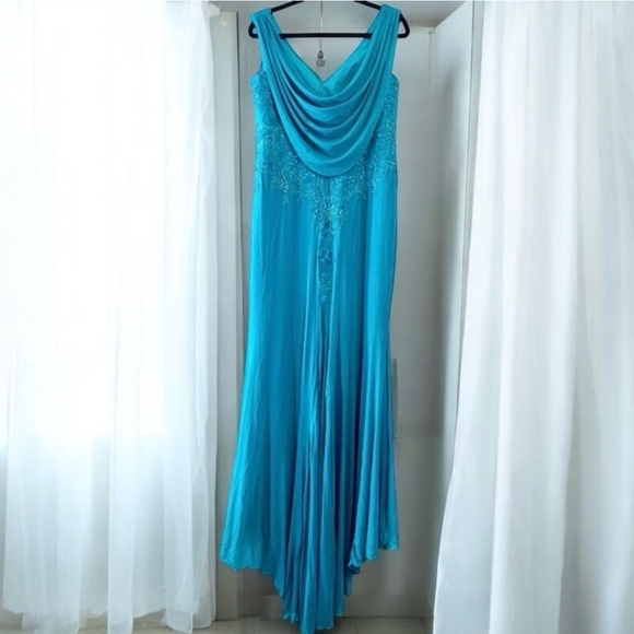 Elegant Teal Evening Gown - Picture 4 of 16